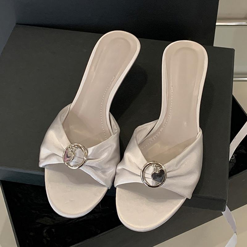 

Мода Liyke Модный дизайн Металлическая пряжка Женские тапочки Уютный плиссированный шелк Летняя вечеринка Низкий каблук Сандалии-гладиаторы Женские мюли 35 серебряный