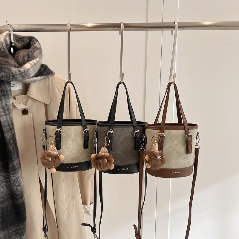 Autumn and winter niche design bags women's new trendy and popular versatile messenger bags casual commuting portable bucket bags