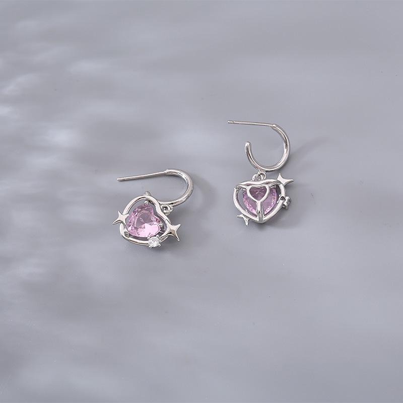Pink Diamond Heart Hollow Stud Earrings: Sweet, Cool, Simple, and Versatile Design with Exquisite Style.