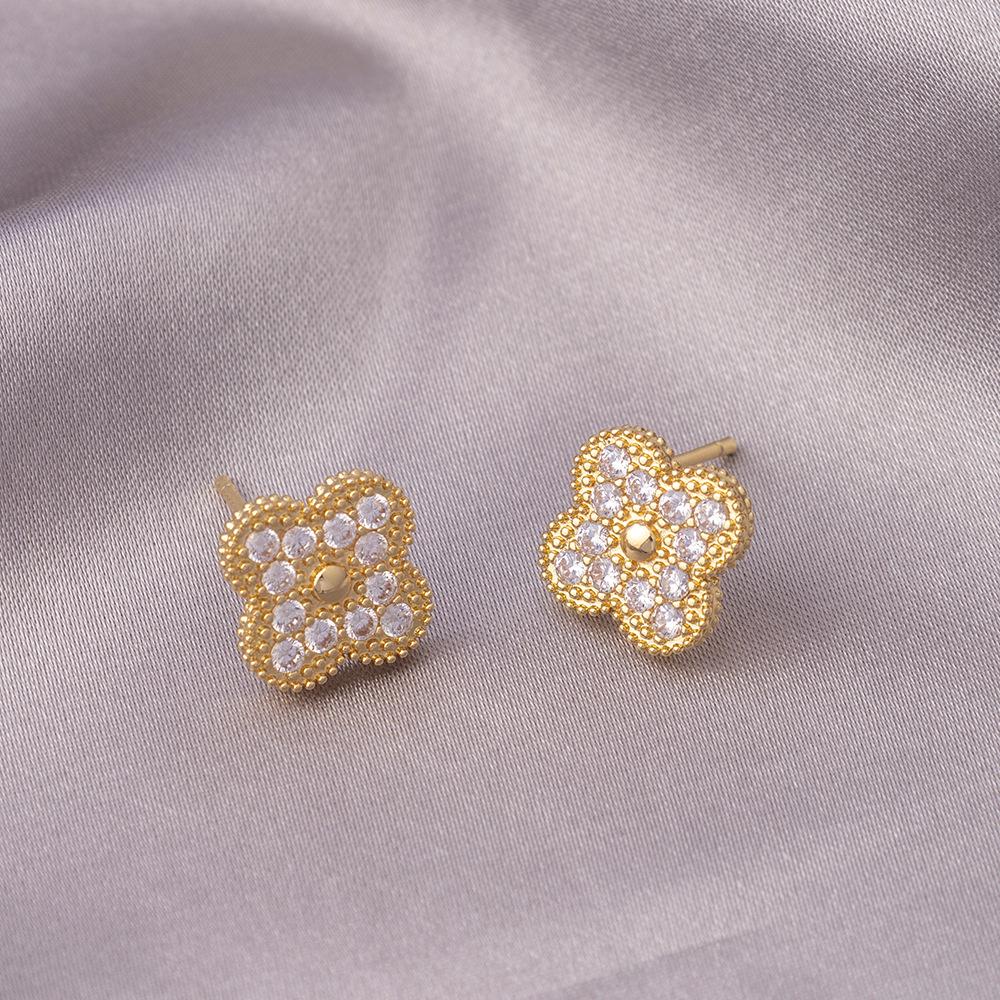 

Срібні сережки-гвоздики Клевер із цирконами для жінок - Легкі, універсальний дизайн для щоденного носіння, ідеальні для студентів та проколів хряща