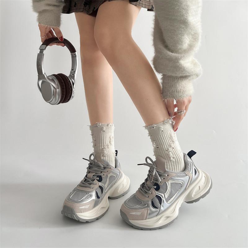 Gray thick-soled Korean versatile and lightweight thick-soled sports shoes for women's summer 2025 new shoes showing feet, small Hong Kong style