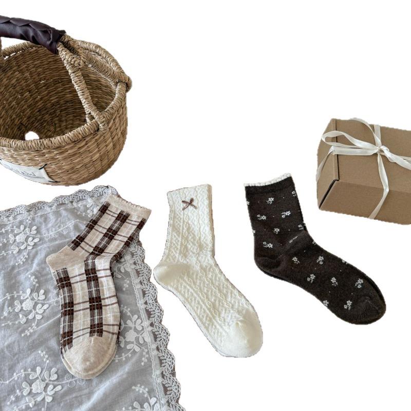 Retro and Artistic Checkered Wooden Mid-calf Socks with Lace for Women, Cute School Style