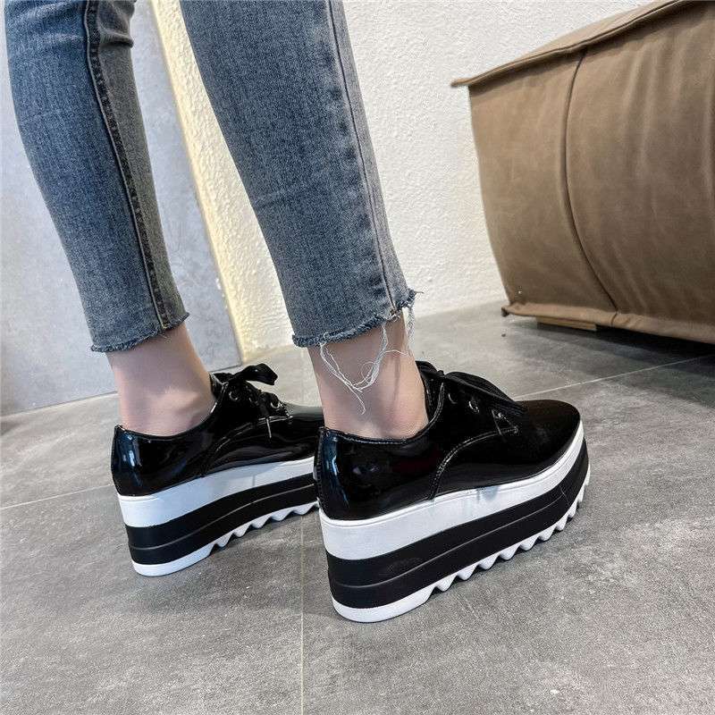 Taglia 35-43, scarpe da donna taglia grande testa quadrata scarpe muffin da donna 41 suola platform versatili stile britannico pelle verniciata stringate mocassini 42