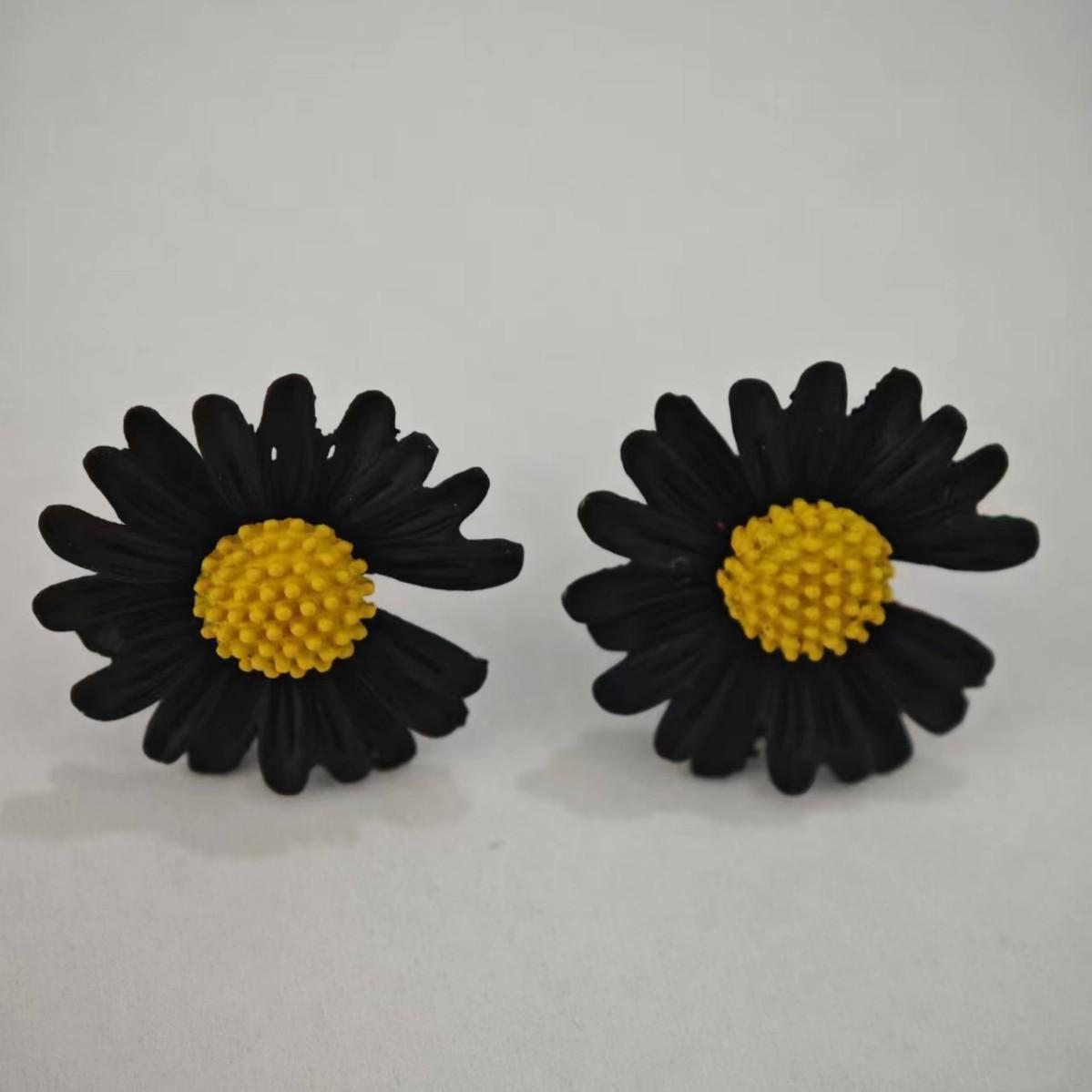 

Spring and summer new chrysanthemum stud earrings, simple temperament three-dimensional petal earrings, Korean personality versatile чёрный
