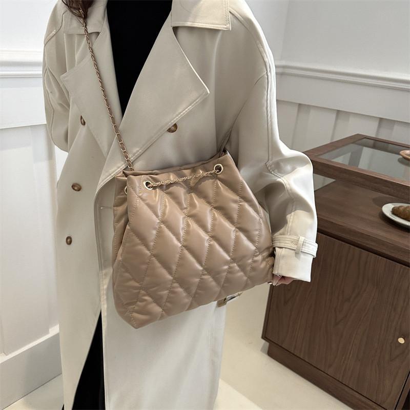 Trendy Korean Style Chain Tote Bag Casual Large Capacity Sleek Design For Daily Use