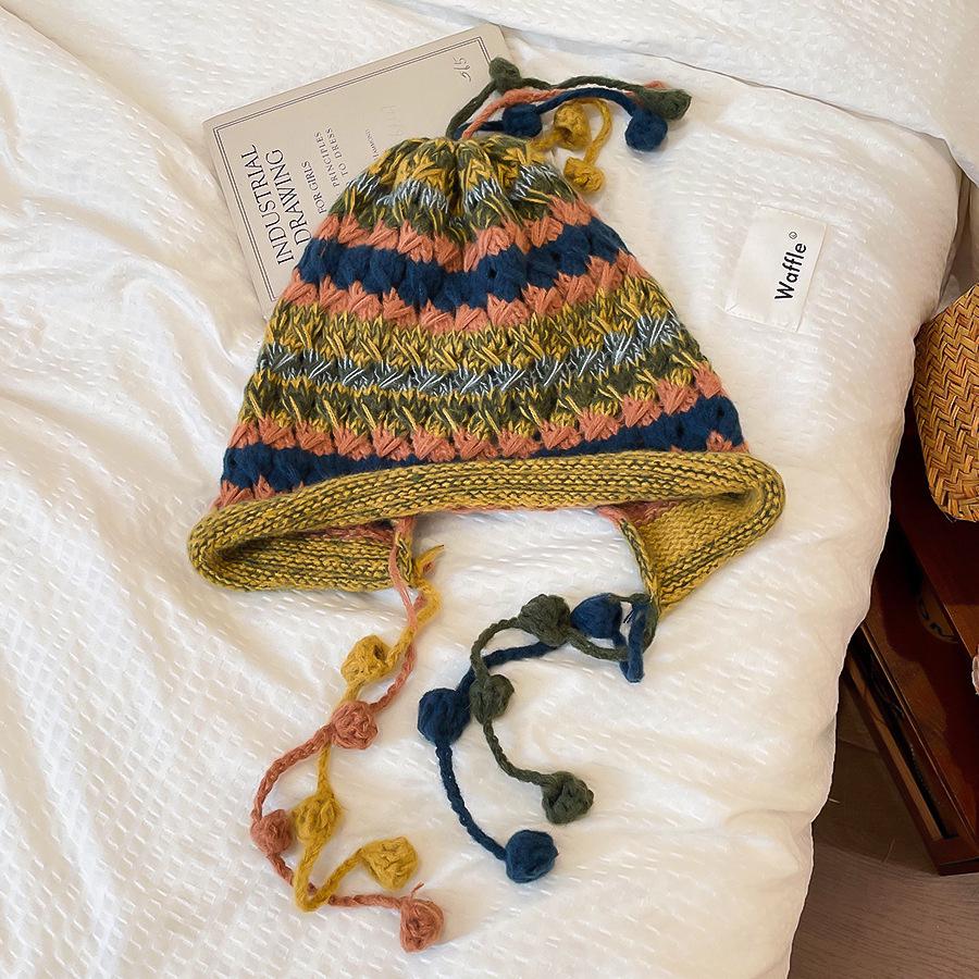 Retro Knitted Pom Pom Tassel Hat for Women – Fashionable and Versatile Headwear Accessory