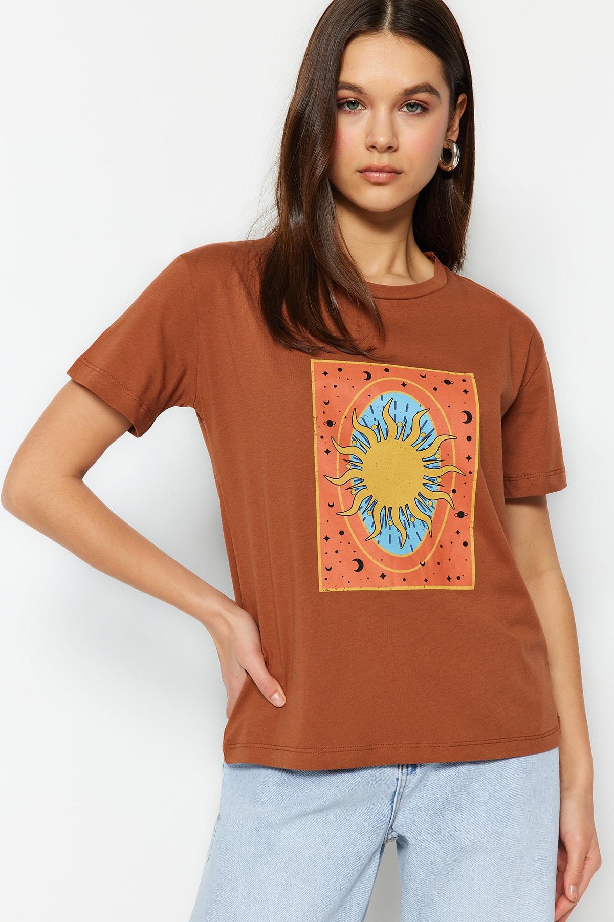 

Коричневая полуприлегающая трикотажная футболка с принтом TWOSS22TS1005