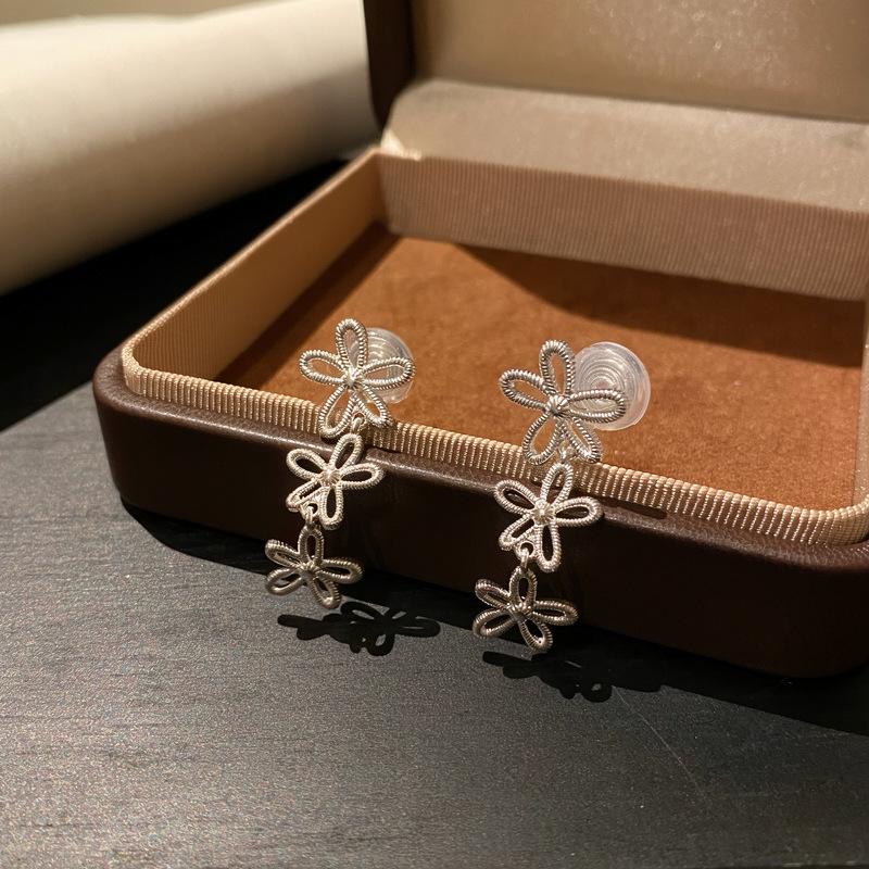 Korean Hollow Flower No-Pierce Ear Cuff Niche Cartilage Clip - Simple, Stylish Design