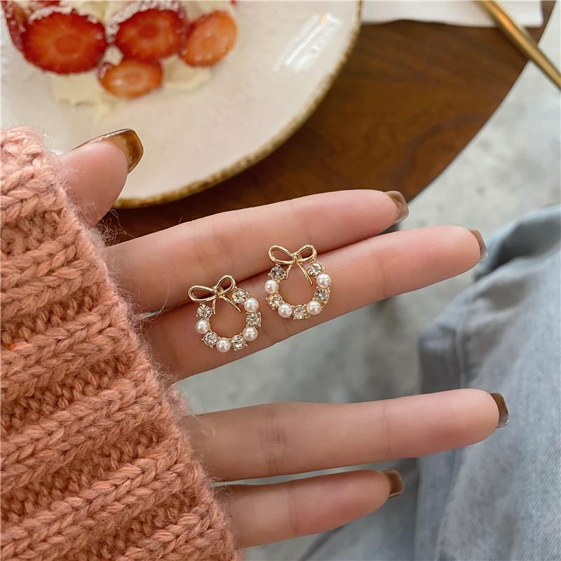 Boucles d'oreilles tendance haut de gamme en argent, cristal et perle 2023: Déclaration Exquise, Luxe Léger pour Femmes