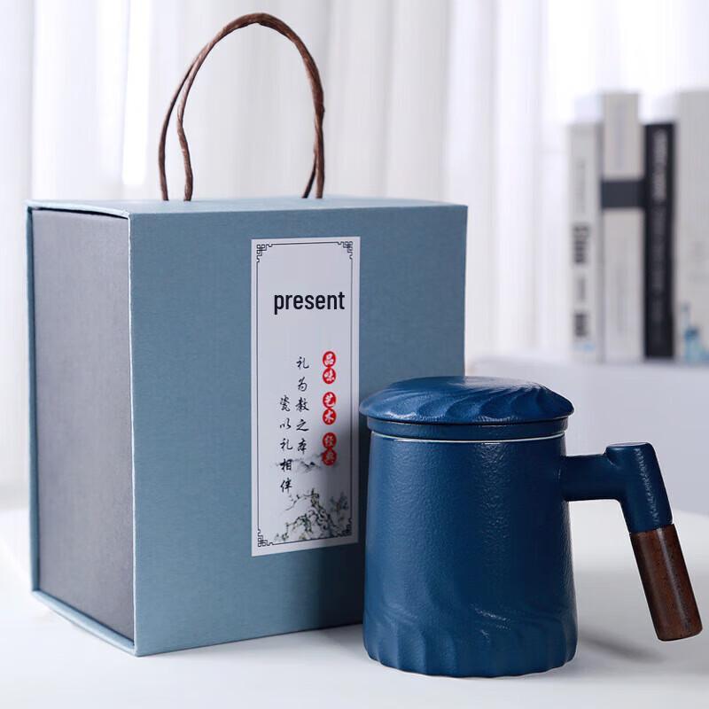 Cha Xun Ceramic Tea Mug with Lid, Infuser, and Wooden Handle