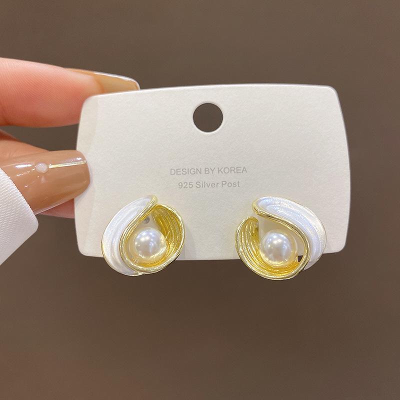 BLINGBAY New Women's Earrings Retro Women's Light Luxury High-End Niche Earrings Sweet Temperament Ear Accessories Modern Jewelry Gifts
