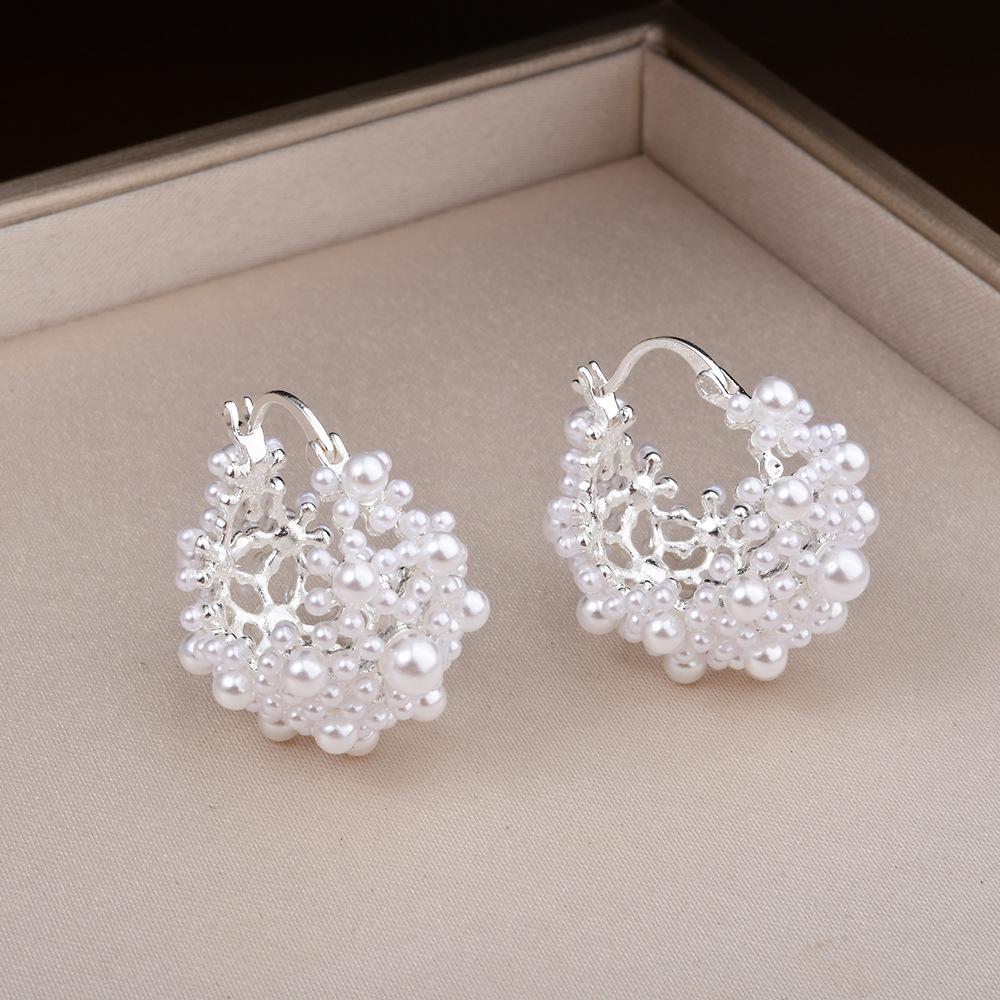 

Premium sense retro temperament ear buckle pearl earrings women s sweet niche light luxury plated 18k gold earrings wholesale