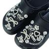 Set di 20 Charm per Scarpe Corona d'Argento Lettera Farfalla Catena di Diamanti Decorazioni per Scarpe Fibbia per Sandali Zoccoli Accessori Fai da Te Regalo