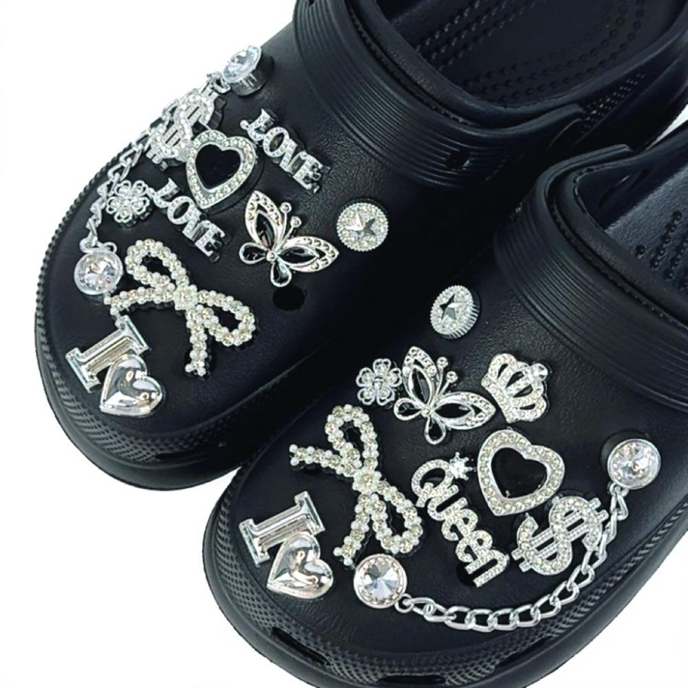 Set di 20 Charm per Scarpe Corona d'Argento Lettera Farfalla Catena di Diamanti Decorazioni per Scarpe Fibbia per Sandali Zoccoli Accessori Fai da Te Regalo