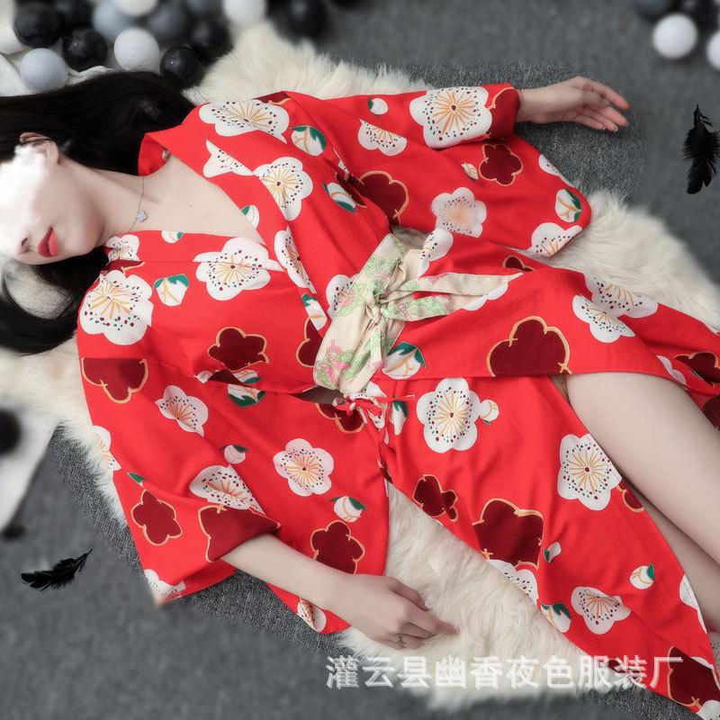 

Сексуальное белье соблазняет японскую девушку глубоким V-образным вырезом в длинном кимоно из перьев one size fits all красный