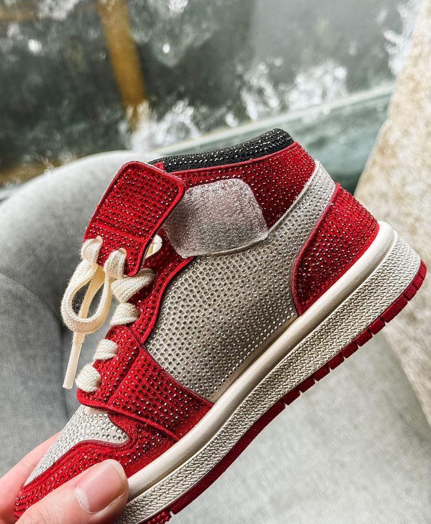 Jarní dětská móda 2026 Červené vysoké tenisky s kamínky