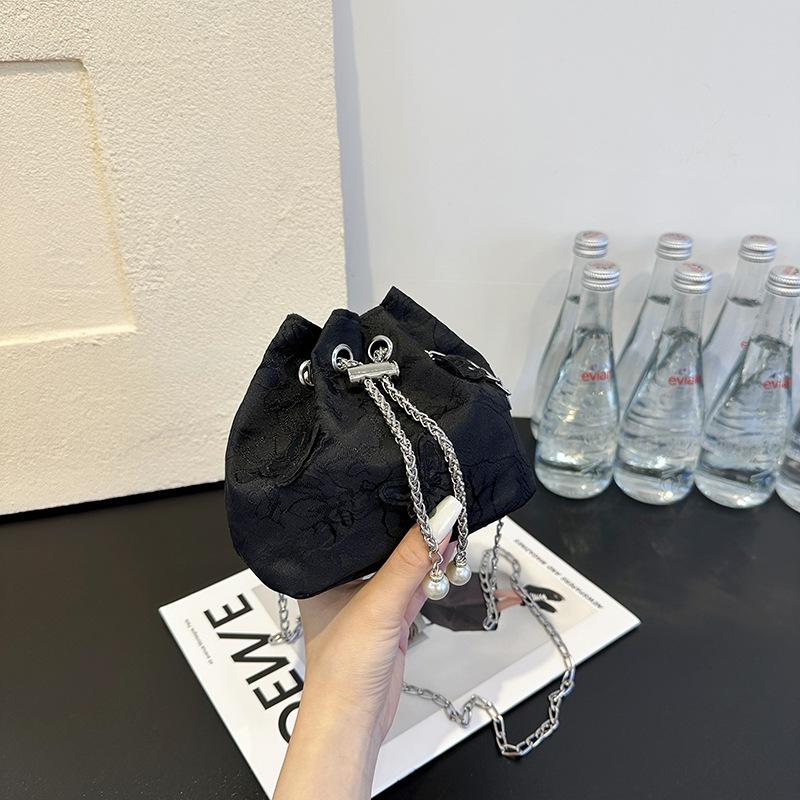 

New fashion national style embroidery versatile bucket bag women s drawstring foreign style solid color chain casual messenger bag чёрный