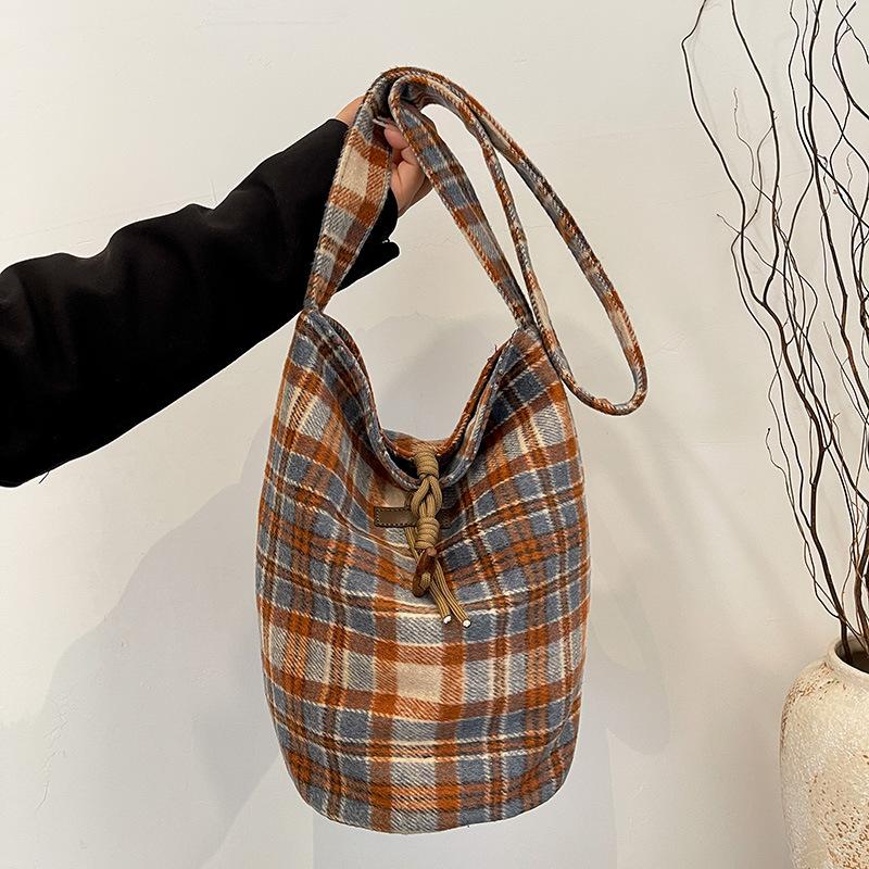 Autumn and winter woolen plaid large bag women's 2025 new college feng shui bucket bag large capacity fashion one-shoulder crossbody bag