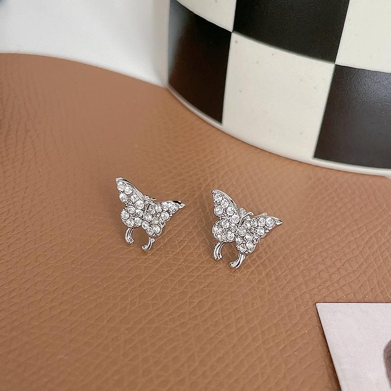 

Корейские серьги-пусеты с бабочками и стразами - серебро S925, минималистичные и элегантные серебряный