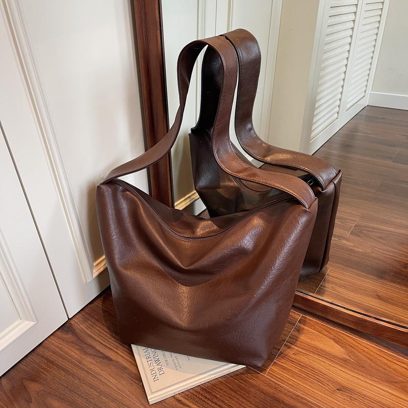 High-end Big Bag Women's New Fashion Versatile Shoulder Bag Large Capacity Commuter Messenger Dumpling Bag