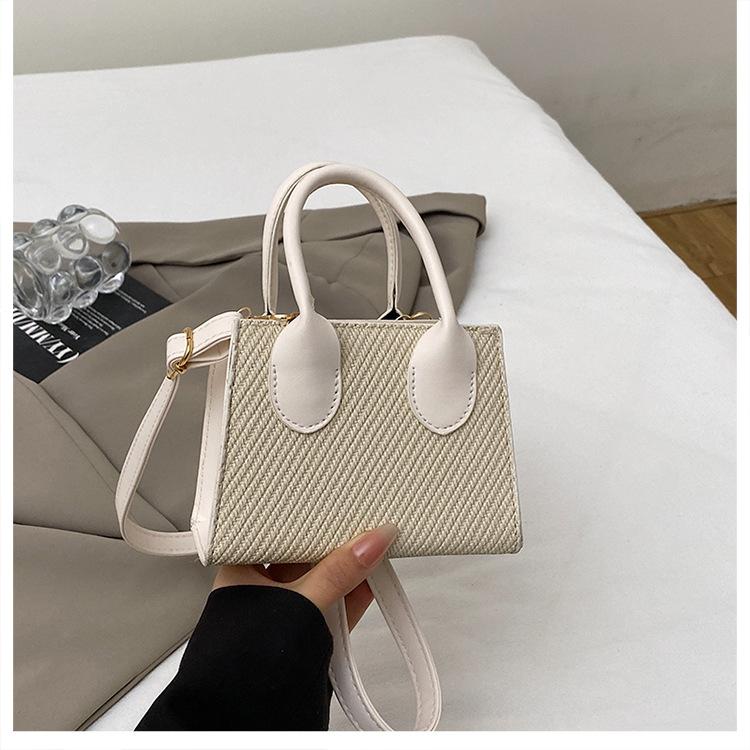 Nuova borsa a tracolla da donna per la primavera e l'estate 2025, piccola borsa quadrata messenger, moda quest'anno popolare, borsa a mano semplice
