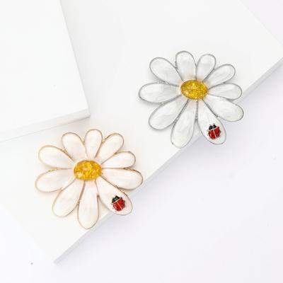 Nuova spilla a forma di coccinella con crisantemo in smalto, carina e versatile, alla moda e squisita, gioiello da donna con fiore sul petto