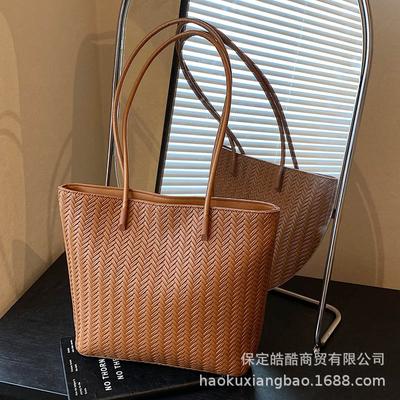 Large-capacity Bag Women's Summer Versatile 2025 New Casual Simple Shoulder Bag Texture Commuter Tote Bag