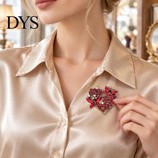Fashionable Accessory for Women Vintage Butterfly Brooch Women, Heart Shape Rhinestone Lapel Pin, Durable Metal Jewelry Fashion Suit Coat Scarf