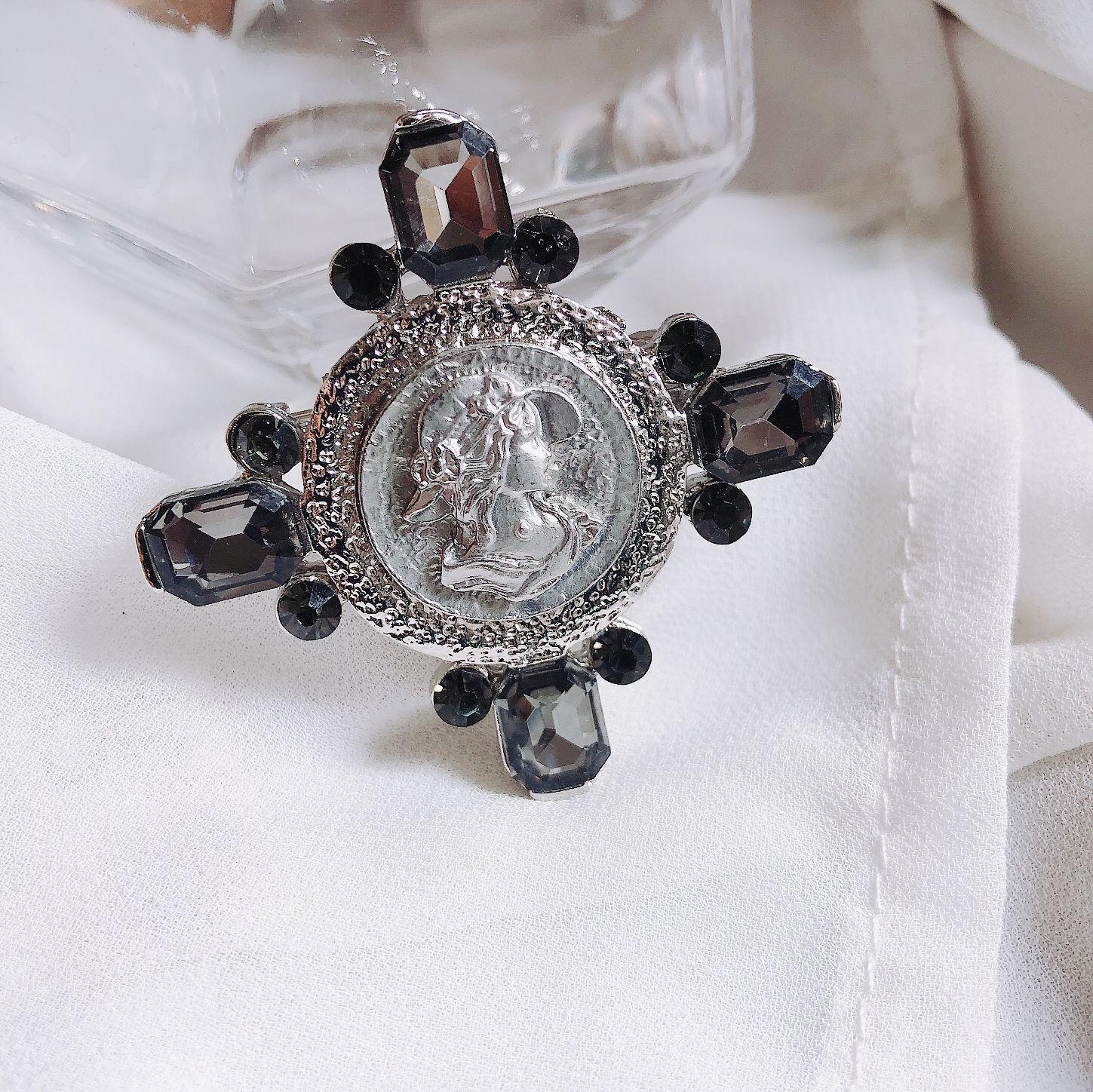 

Горячая Распродажа Модный Тренд Винтаж Брошь Крест Барокко Дворец Хрустальный Значок Одежда Наряд