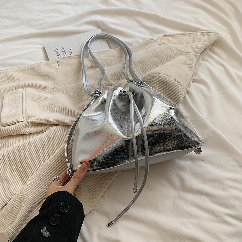 

2025 summer new solid color fashion Korean version drawstring handbag versatile ins popular messenger bucket bag this year срібний
