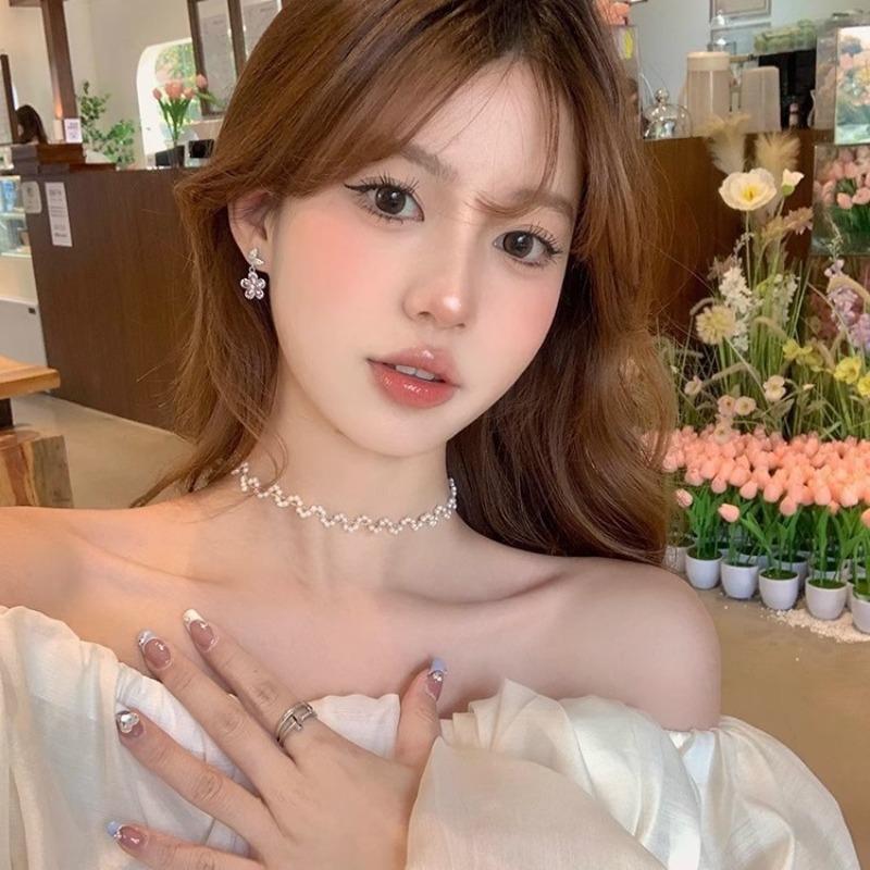Ultra-shiny Zircon Butterfly Flower Stud Earrings for Women, A Niche Style Pair of Earrings, Light and Fresh, Sweet and Charming Jewelry.