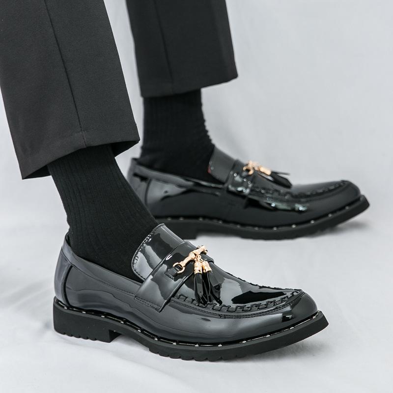 Large size glossy business foot leather shoes men's British fashion solid color fringed loafers Korean version of gold leather shoes