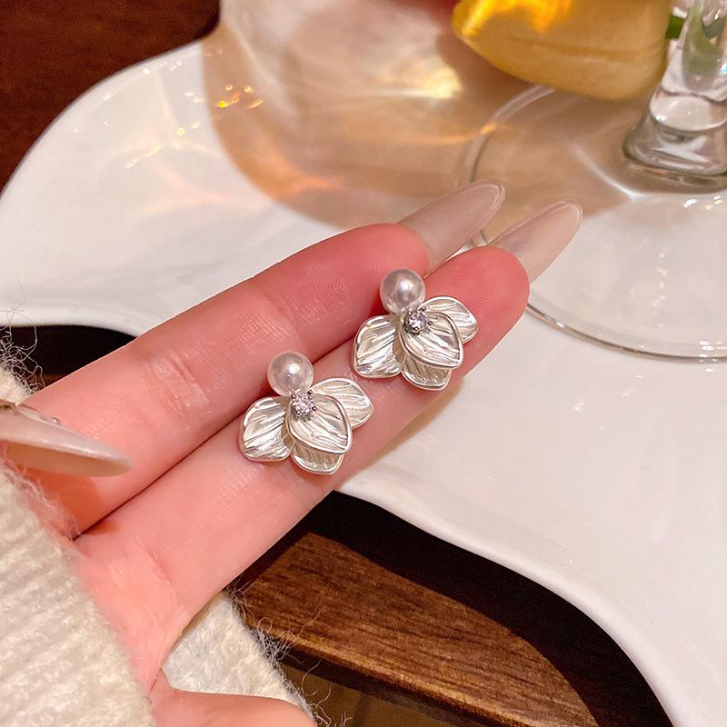 2025 Spring/Summer Floral Pearl Stud Earrings - Elegant Women's Light Luxury Edition