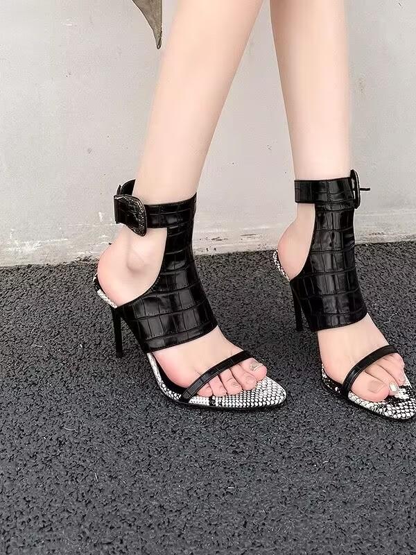 

A Petite Woman in Pointed-toe High-heeled Ankle Boots, Wearing Snake-patterned Coffee-colored Thin-heeled Open-toe Sandals 35