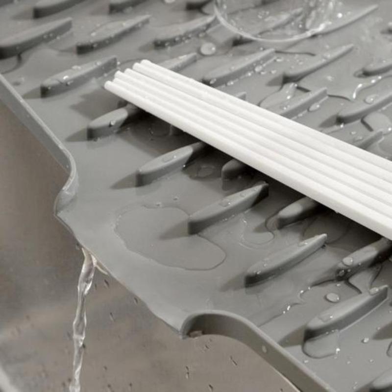 Tappetino in Silicone Inclinato per Scolapiatti Asciugatura Senza Gocciolamento Salvaspazio Scolapiatti Pentola Resistente al Calore