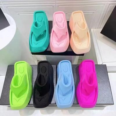 Mode Neue Damenschuhe Mode Große Keilabsatz Flip-Flops Karree Dicke Sohle Strand Hausschuhe Schuhe für Frauen 2024
