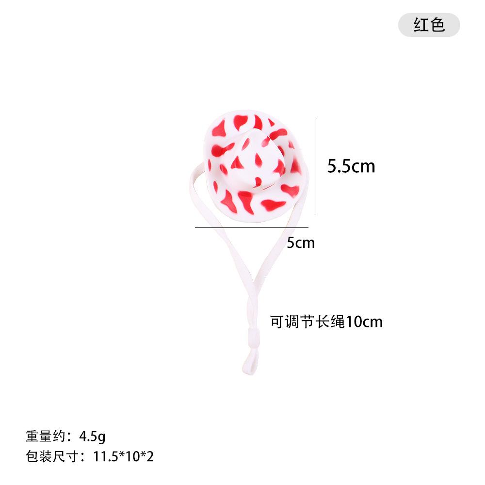 

Шляпка хомяка украшена маленькой шапочкой попугая и золотого медведя.