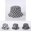 Elegante cappello da pescatore pieghevole con stampa in bianco e nero e toppa a forma di faccina sorridente, unisex.