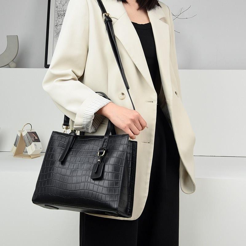 Stylish Minimalist Large Tote Bag For Women With Crocodile Pattern For Daily Use