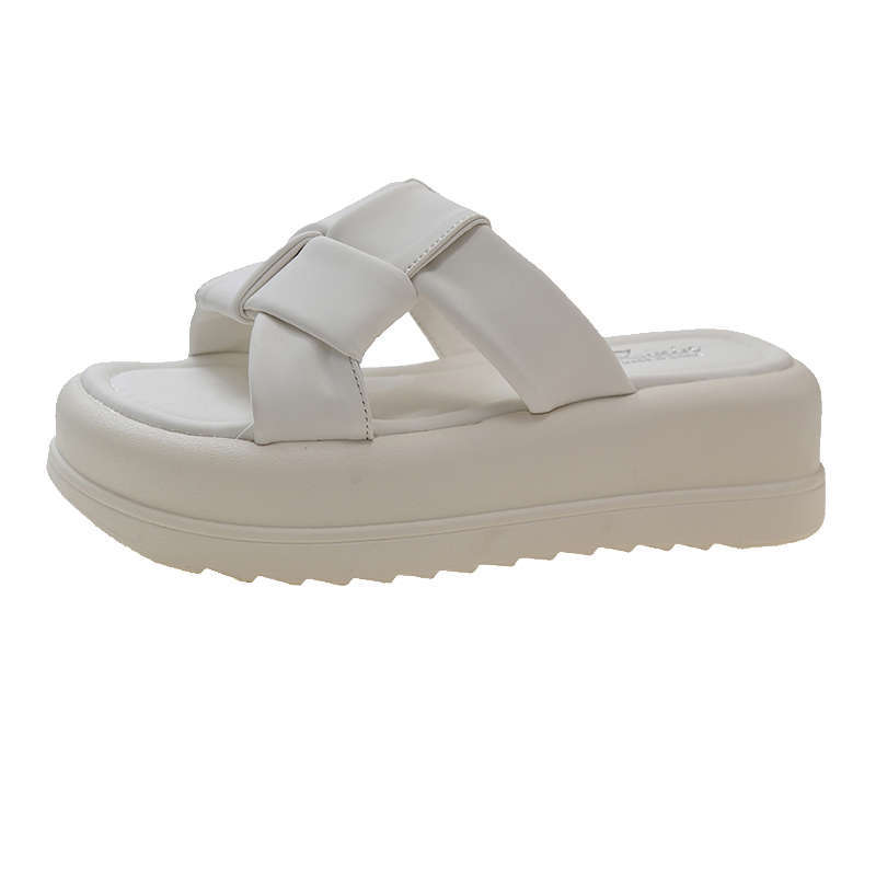 French high-end fashion beach one-word sandals for women's summer wear 2025 new black thick-soled heightening slippers
