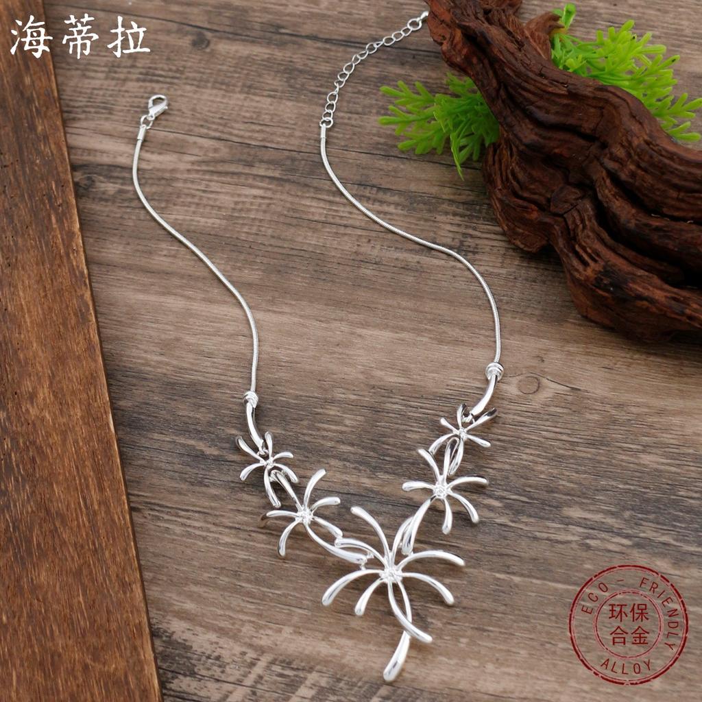 New smooth irregular small daisy flower necklace, women's high-end geometric line flower necklace