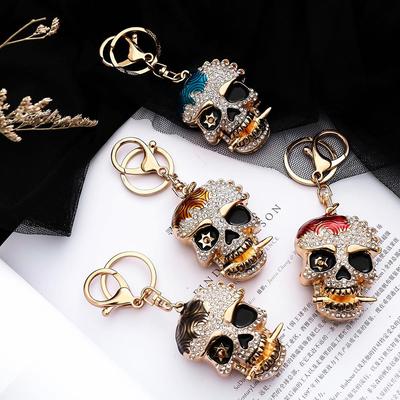 Kreativer Metallschädel Schlüsselanhänger mit Diamantbesetztem Hip-Hop-Anhänger zur Auto- oder Taschendekoration