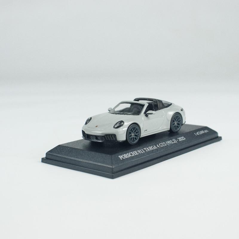 

Minichambers 1:64 911 (992.2) TARGA 4 GTS alloy die-casting car model boy toy birthday gift desktop ornament