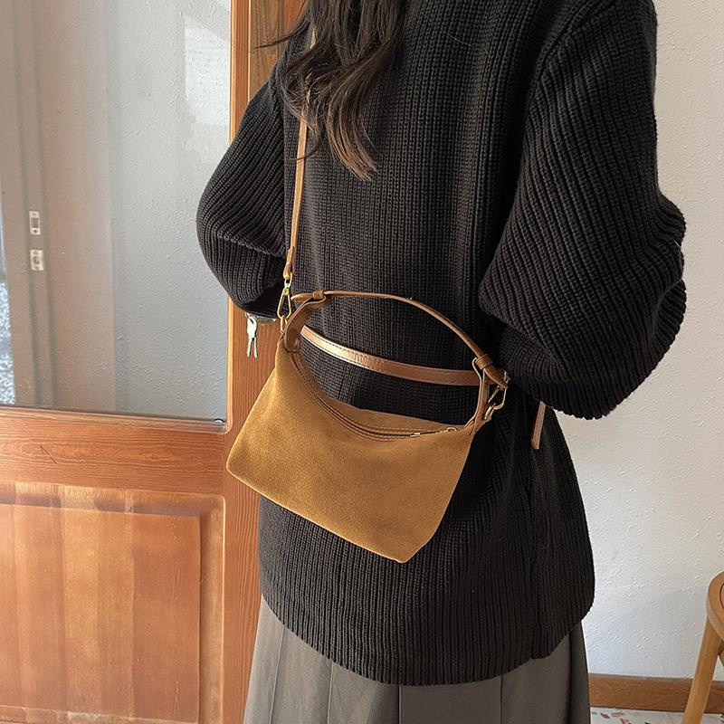 Niche design bag 2025 autumn and winter new women's bag popular messenger bag suede shoulder bag underarm bag