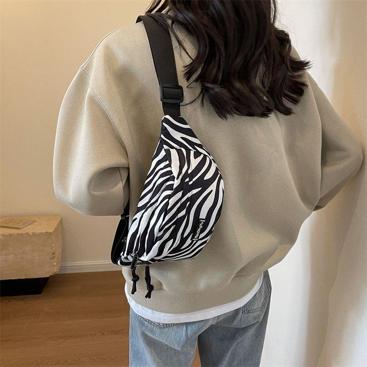 Korean Version of The Simple Messenger Bag New Fashion Summer Large Capacity Bag Sports Joker Small Chest Bag Japanese Women's Pockets.