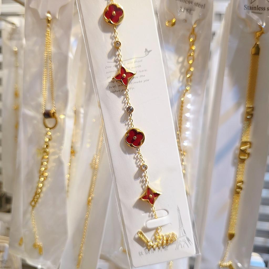 Titanium Steel Bracelet for Bathing Four-leaf Clover Bracelet Versatile and High-end Ladies Bracelet