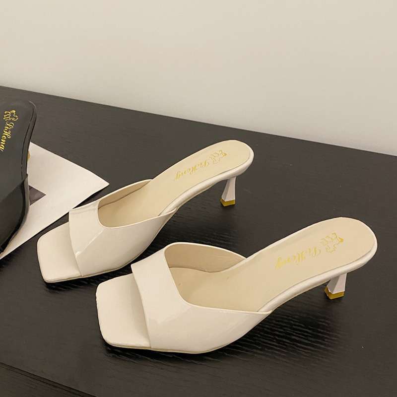 Pantoufles cool à talons hauts en cuir verni pour femmes 2025 été nouveau polyvalent talons fins bout carré sexy extérieur à un mot