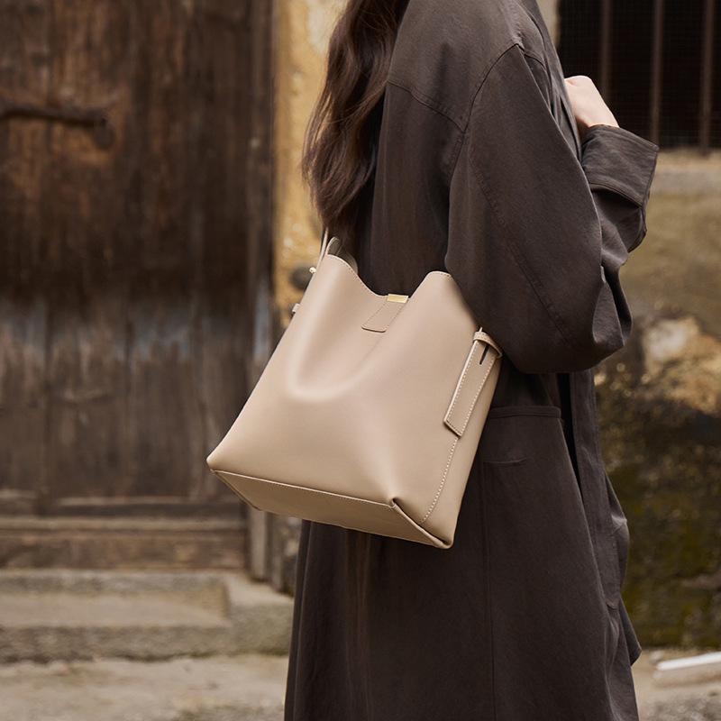 Mrs. Qiao Women's Bag 2025 New Bucket Bag Women's Autumn Winter Crossbody Bag Women's Bag High-end Genuine Leather Shoulder Bag