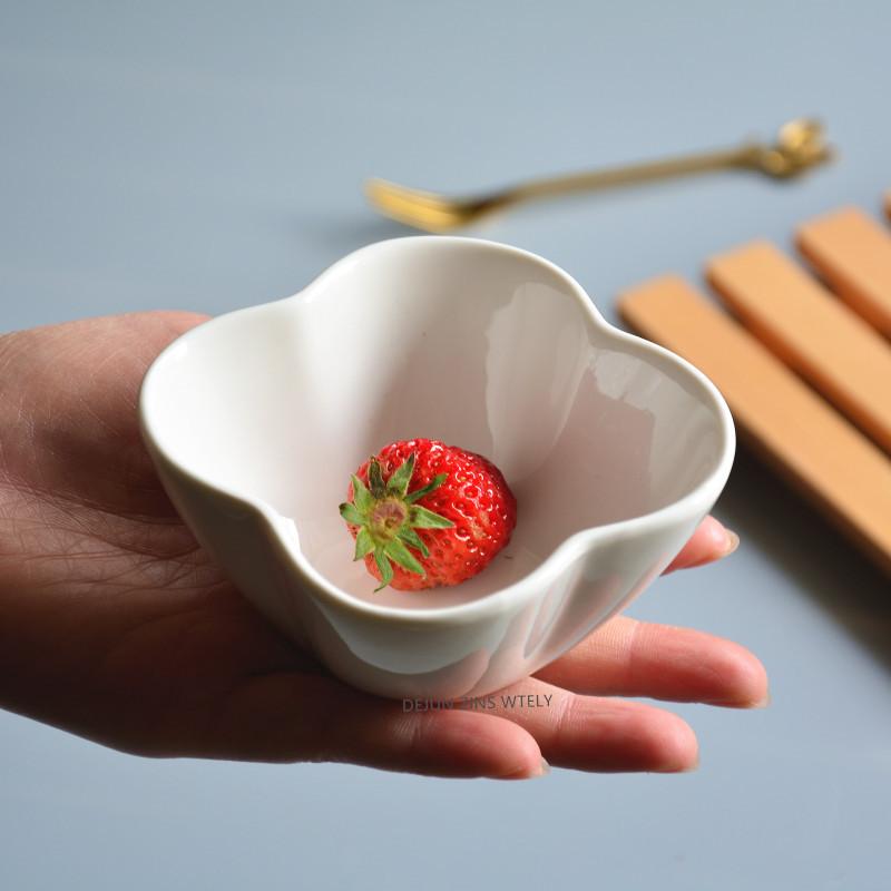 1PC White Ceramic Small Bowl Flower-shaped Hot Pot Seasoning Soy Sauce Dish Exquisite Snack Dish Baking Mold Kitchen Accessories