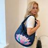 Geräumige gesteppte Hobo-Tasche mit farbenfroher Lotus-Stickerei Modische Umhängetasche für Damen Große Kapazität Tote für Reisen Tägliche Nutzung Weich gepolstert